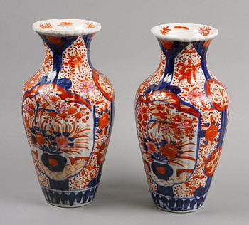 VASER, ett par, porslin, Imari Japan. Omkring 1900.