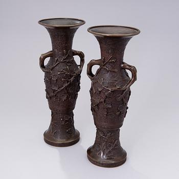 A pair of Chinese vases in patinated brass, turn of the 20th century .