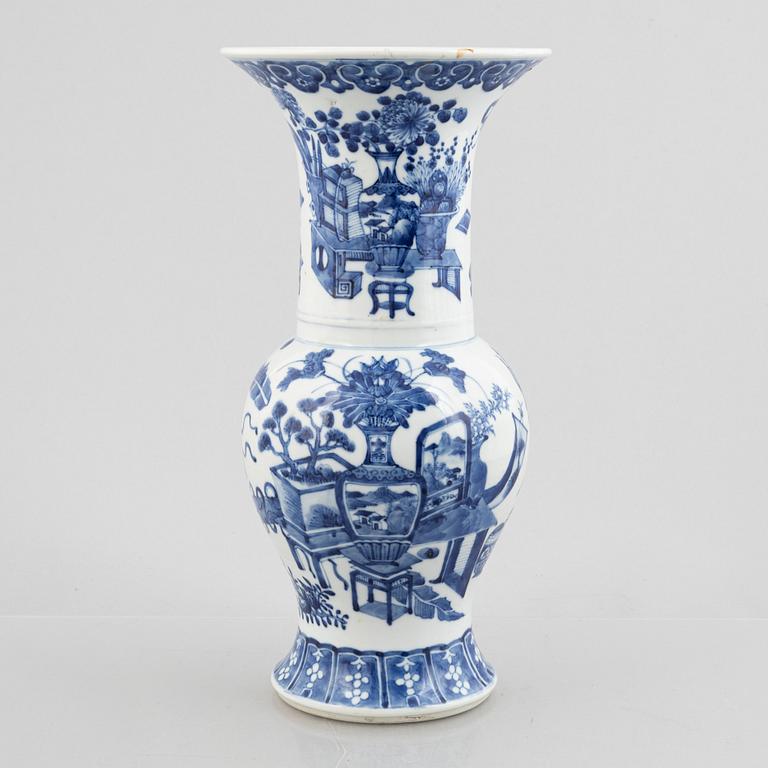 A Chinese blue and white porcelain vase, late Qing dynasty.