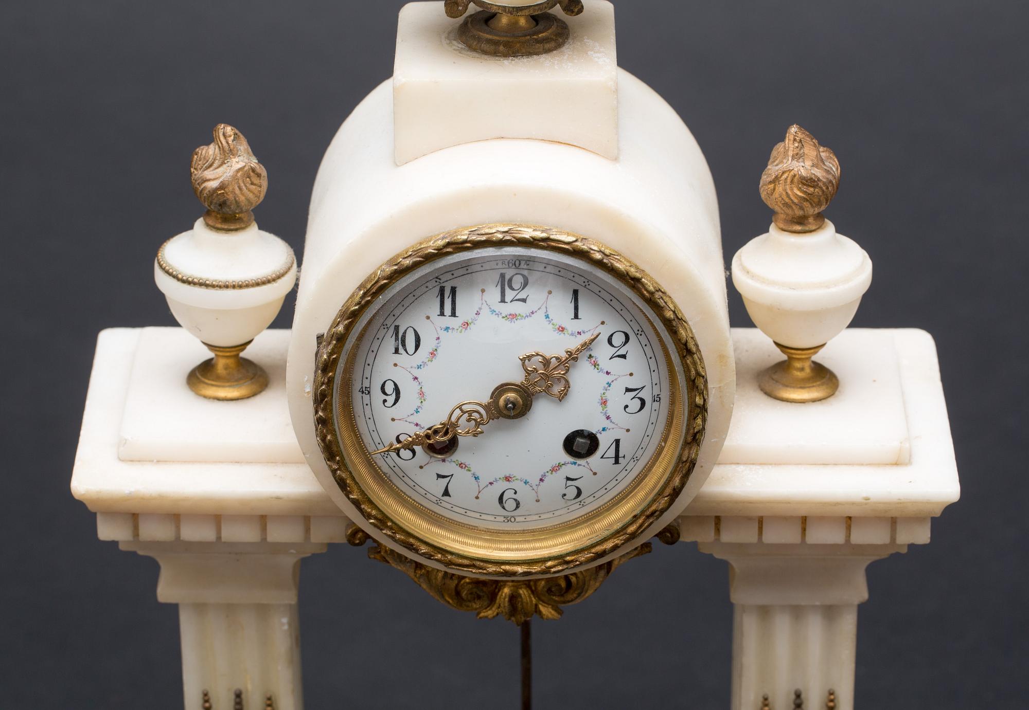 BORDSPENDYL, Louis XVI-stil.