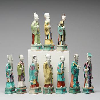 FIGURINER, 10 stycken, porslin. Qingdynastin, sent 1700-tal/tidigt 1800-tal.
