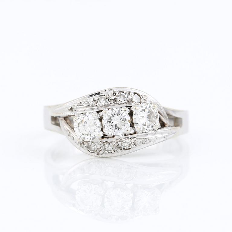 RING, 18K vitguld med briljant och åttkantslipade diamanter, tot ca 0,57 ct. Vikt ca 4,09 g.