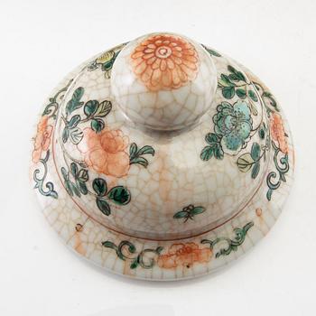 Bojan and the lidded urn, China, circa 1900, porcelain.