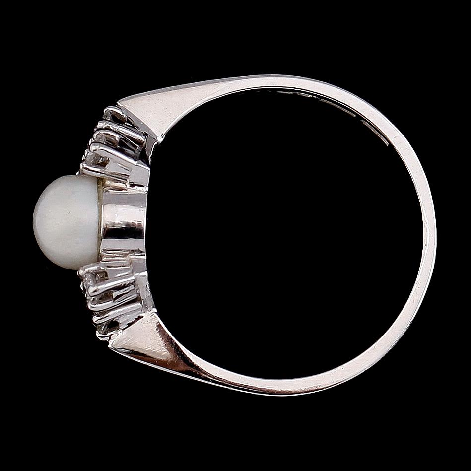 RING, 18 k vitguld, pärla och briljantslipad diamanter tot ca 0.18 ct. Vikt ca 3,8 g.