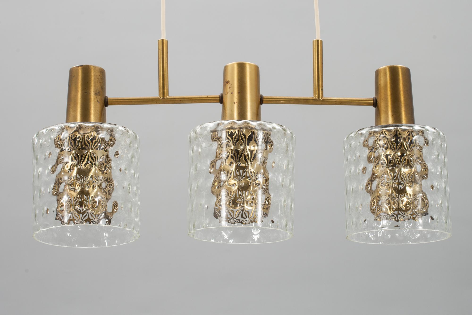 TAKLAMPA,  mässing och glas. 1900-talets mitt.
