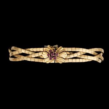 ARMBAND, 18k guld med 7 små rosa safirer, omkring 1900-talets mitt. Vikt ca 28,9 gram.