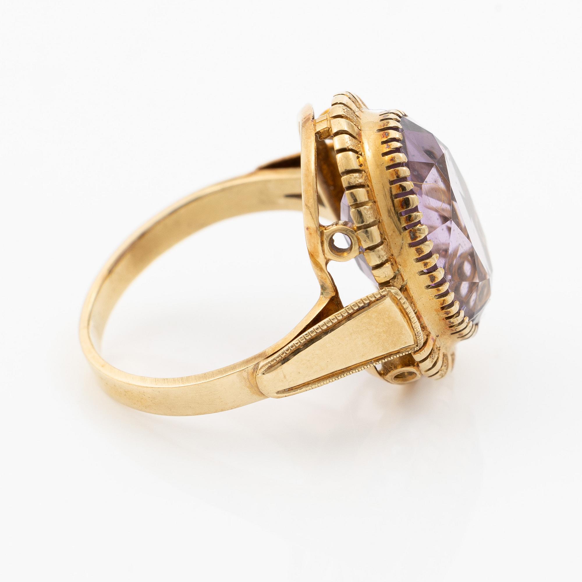 Ring, 14K gold with oval-cut amethyst.