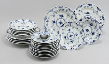 SERVISDELAR, 29st, porslin, "Musselmalet", Royal Copenhagen, 1900-talets andra hälft.