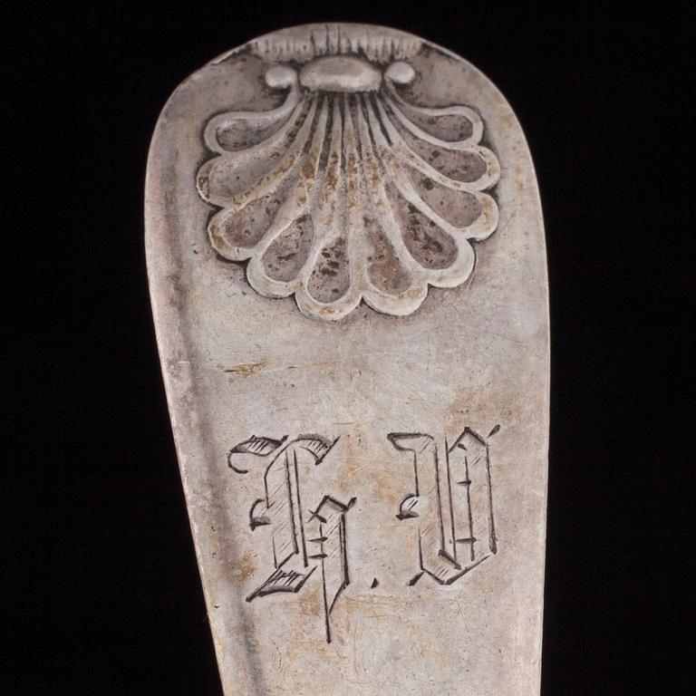 BESTICK, 35 delar, silver och nysilver, engelska, finska, ryska stämplar, 1845-1900-talets mitt. Total silvervikt 465 g.