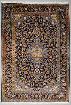 A CARPET, Kashan, ca 372 x 258 cm.