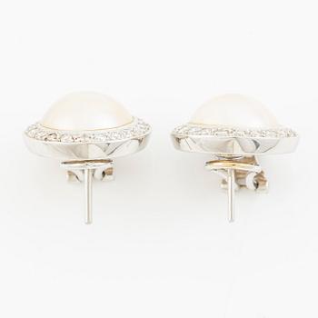 Örhängen 18K vitguld med mabepärlor och runda briljantslipade diamanter.