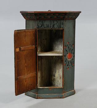 HÖRNSKÅP, allmoge, Hälsingland, daterat 1811.