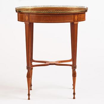 A late Gustavian mahogany table attributed to L. Qvarnberg (master in Stockholm 1801-1813).