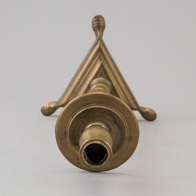 AN 18TH CENTURY BRONZE CANDLESTICK.