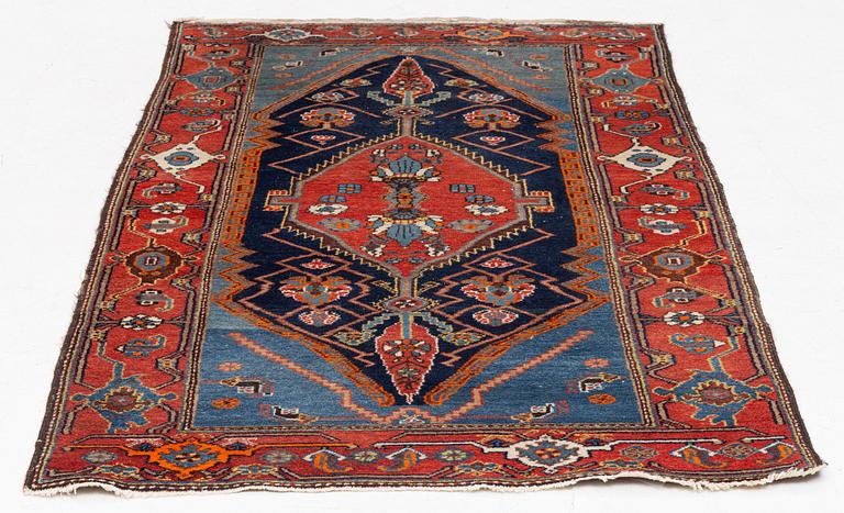 A rug, Hamadan, ca. 178 x 108 cm.