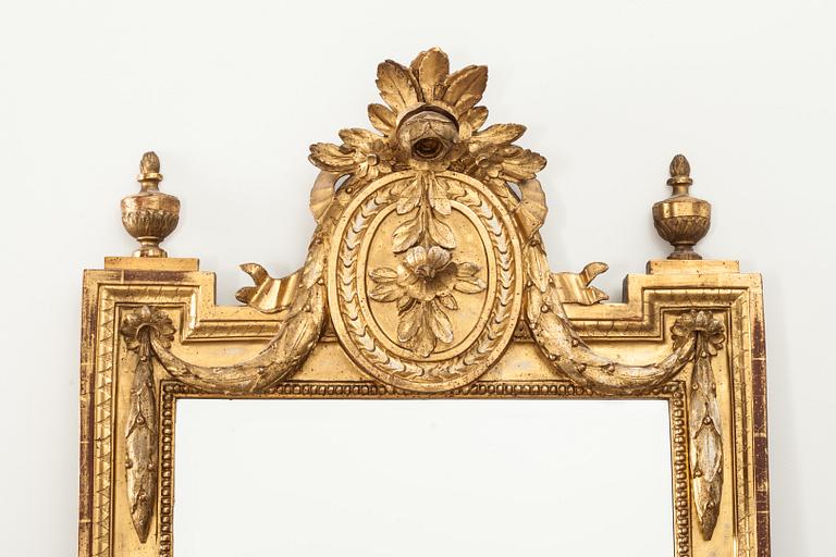 SPEGEL, gustaviansk, hallstämplad med otydligt årtal (1778?).