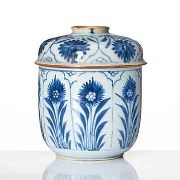 A blue and white jar with cover, Qing dynasty, Kangxi (1662-1722).