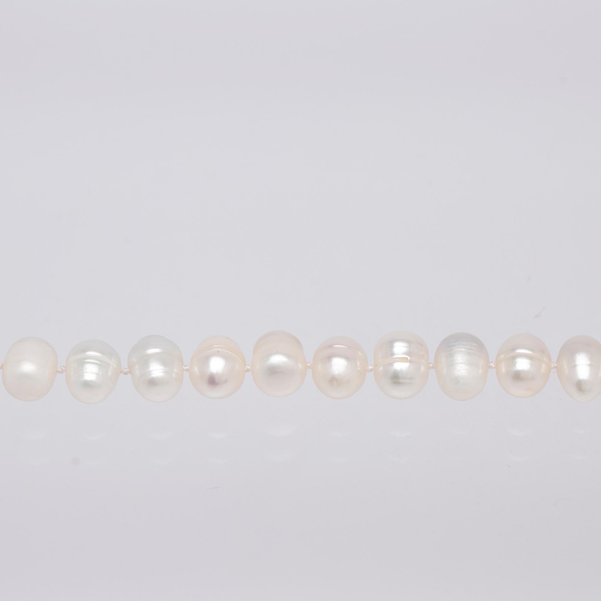 Necklace, cultured freshwater pearls and clasp 14K gold.