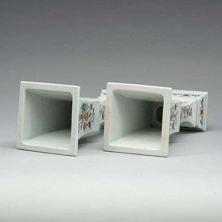 A pair of square, famille rose temple vases, Qianlong / Jaiqing, about year 1800.