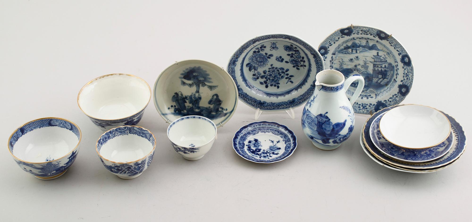 SAMLING KINESISKT PORSLIN, ca 14 delar, 1700-/1800-tal.