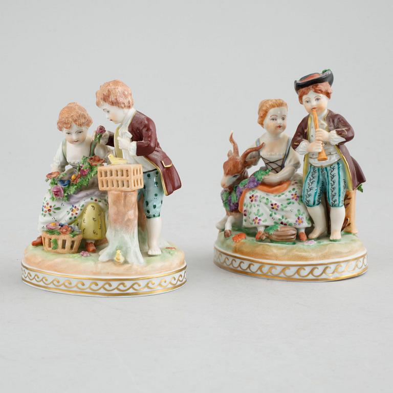 A pair of procelain figurines from Sächsische Porzellan Manufaktur in Dresden, first half of the 20th century.