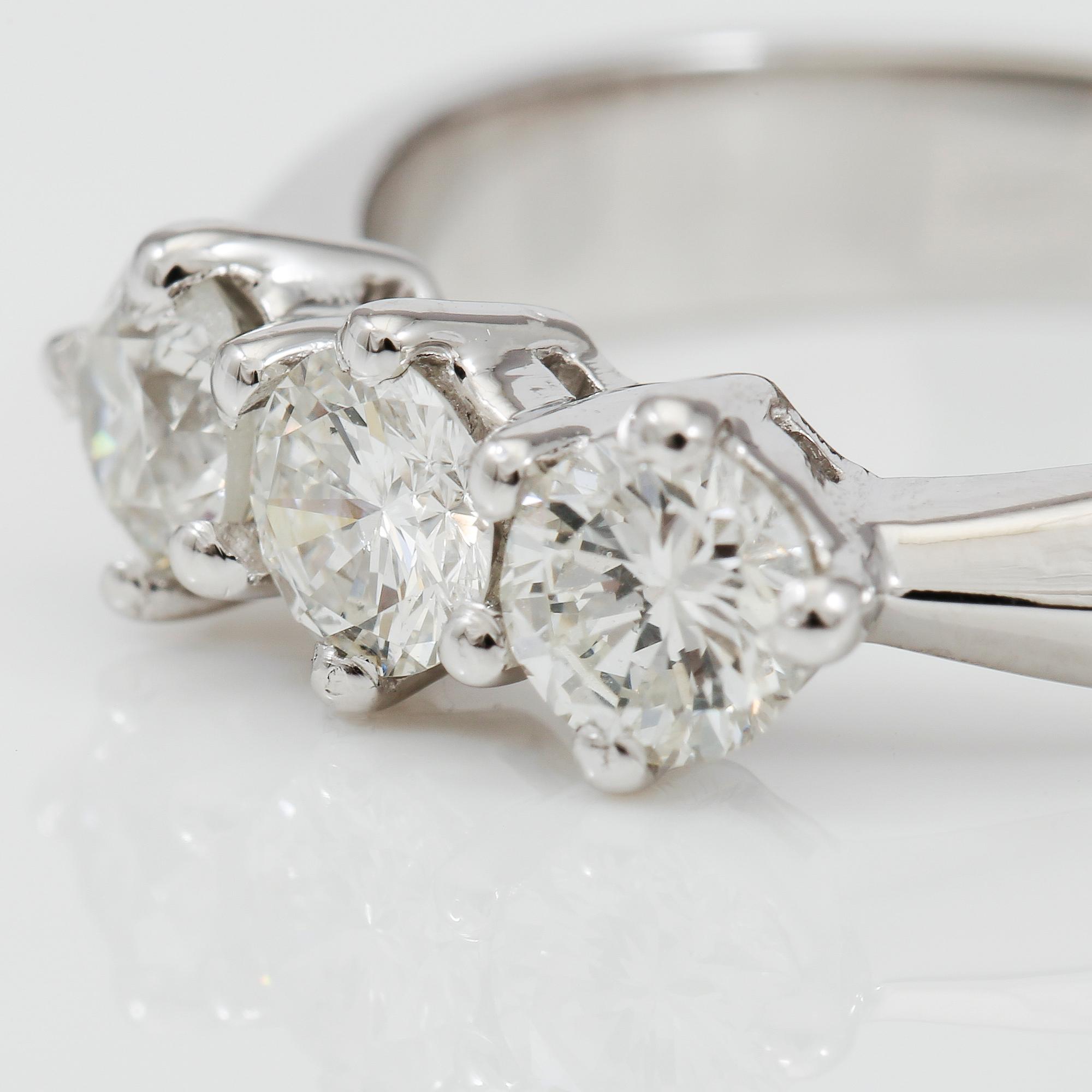 RING, briljantslipade diamanter totalt ca 0,95 ct.
