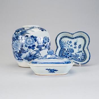 A lot of three blue and white glaze chinese porcelain pieces 19th century.