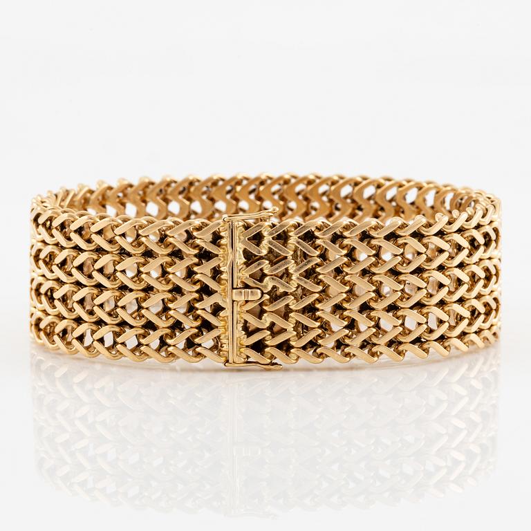 A bracelet in 18K gold.