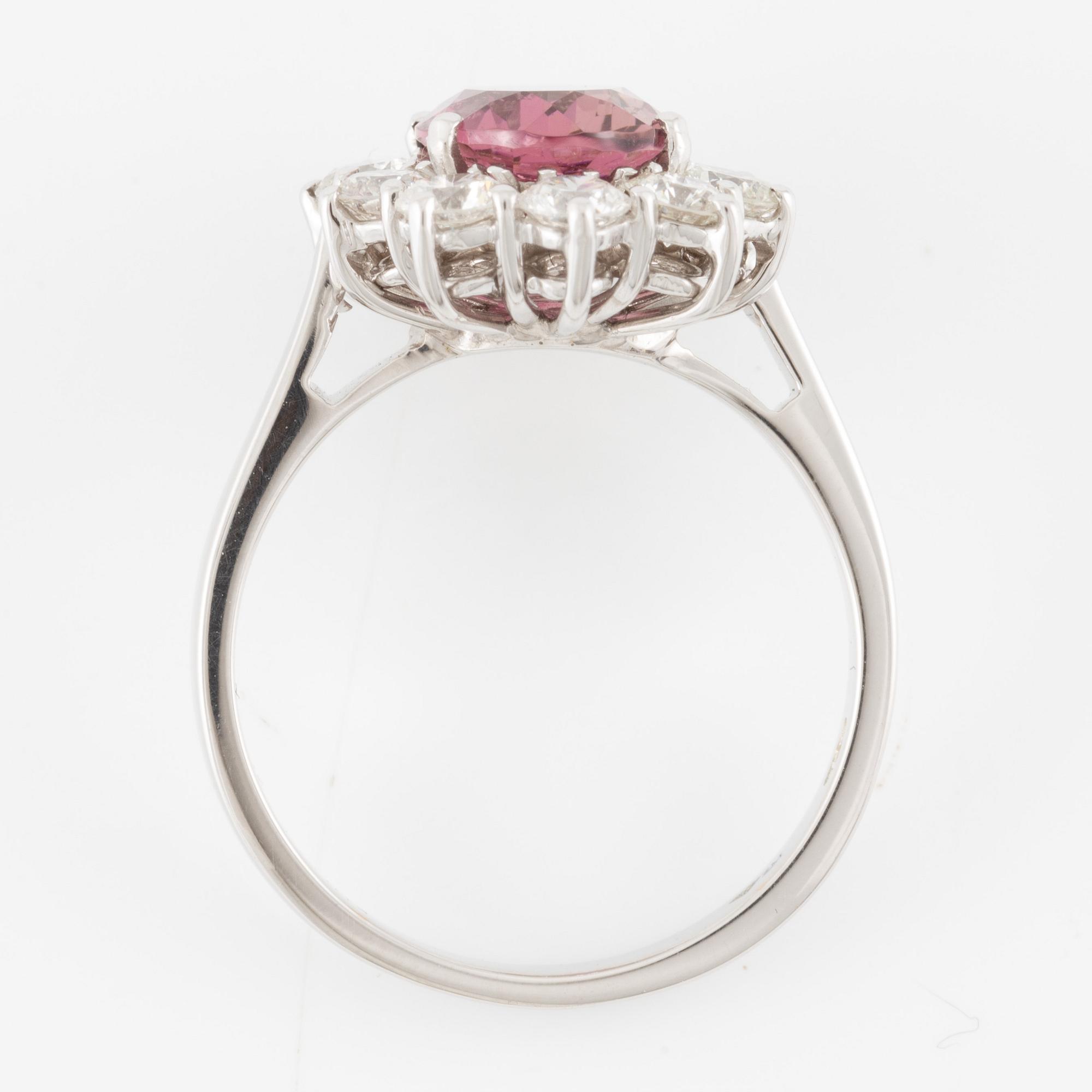 Ring 18K white gold with pink garnet and brilliant-cut diamonds.