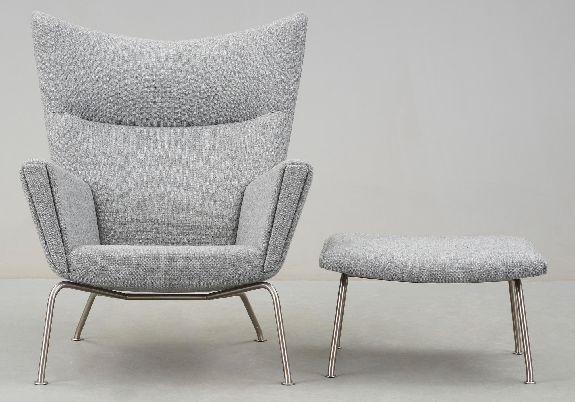 FÅTÖLJ OCH FOTPALL, "Wing Chair", modell CH445 och CH446, Hans J. Wegner, Carl Hansen & Son, Danmark, 2012.