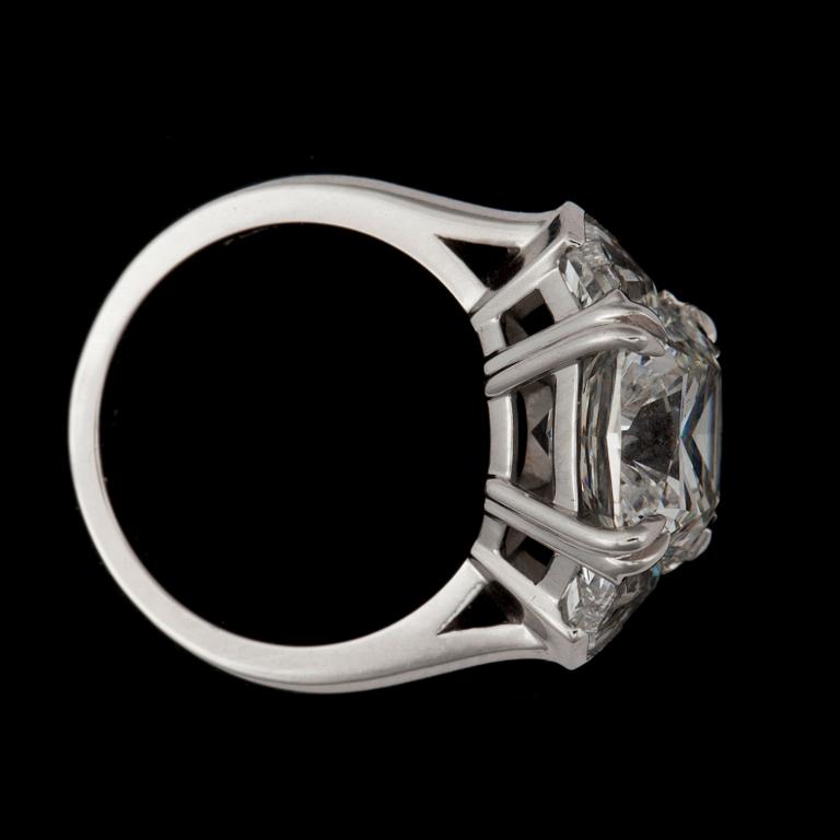 A diamond ring. Cushion cut 5.50 cts, quality G/VVS2 according to certificate. Side stones total carat weight 1.13 cts.