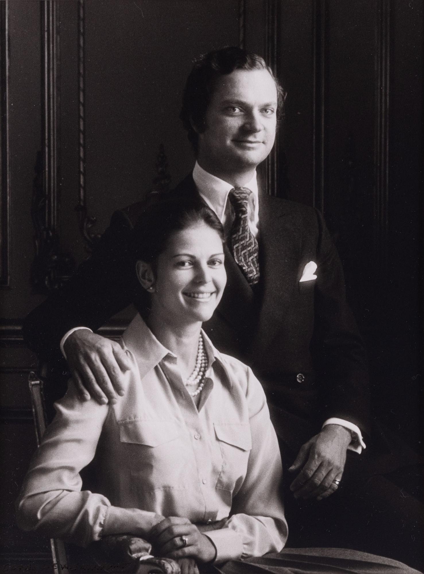 Royal photograph, King Carl XVI Gustaf och drottning Silvia, signed and dated 1977. Photo signed Claës Lewenhaupt.