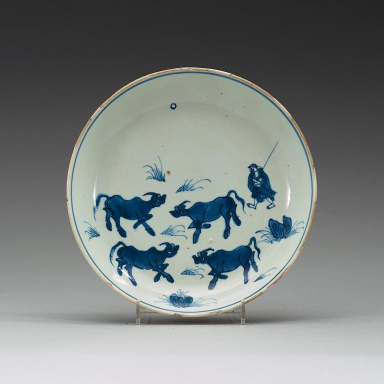 TALLRIKAR, tre stycken, porslin. Ming dynastin, Tianqi/Chongzhen 1600-tal.