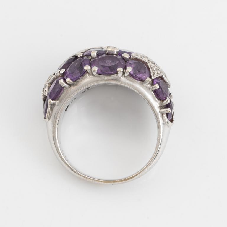 Ring med ametister och stjärnmönster med briljantslipade diamanter.
