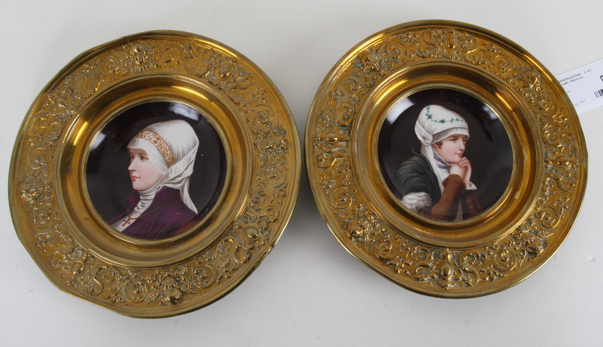 VÄGGTALLRIKAR, 2 st, porslin samt mässing,
1800-tal.