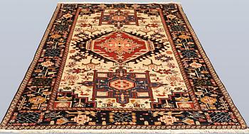 A Heris carpet, approx. 211 x 140 cm.