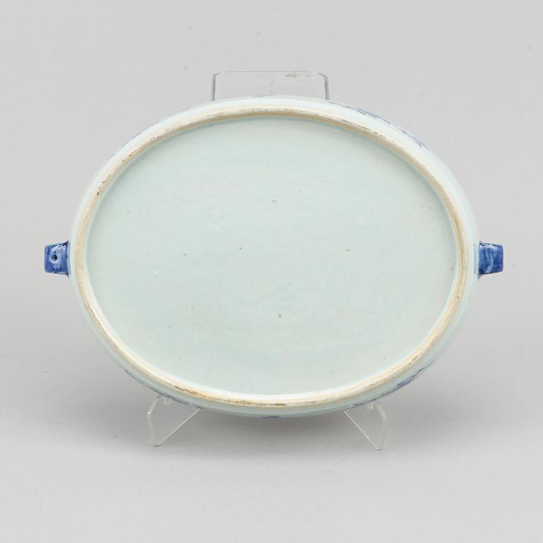 A blue and white hot water dish, Qing dynasty, 19th century.