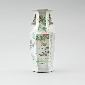 VAS, porslin, Kina, sannolikt 1800-tal.