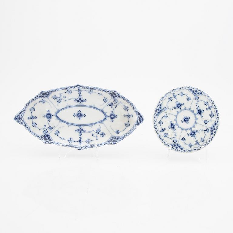 Service 52 dlr "Musselmalet" riflet, half and full lace Royal Copenhagen Denmark porcelain.