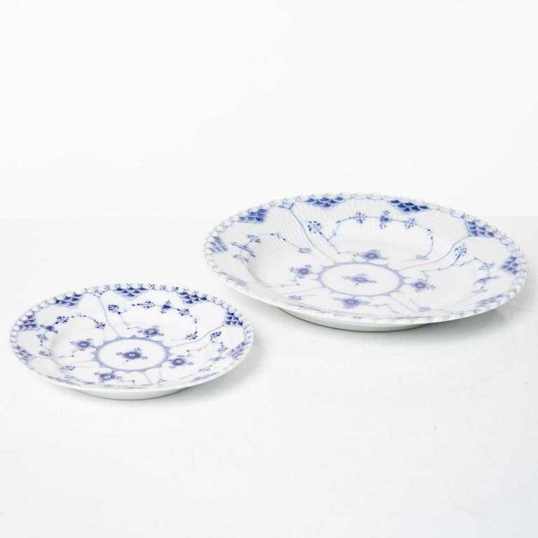 Mat- och kaffeservis, 65 delar, porslin, "Musselmalet", Royal Copenhagen, Danmark.