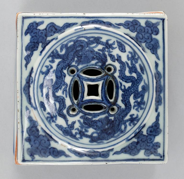 A blue and white Longqing cricket box, Ming dynasty (1567-72).