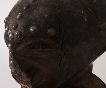 SKULPTUR, trä samt vitmetall, trol, Songye, Kongo Kinshasa.