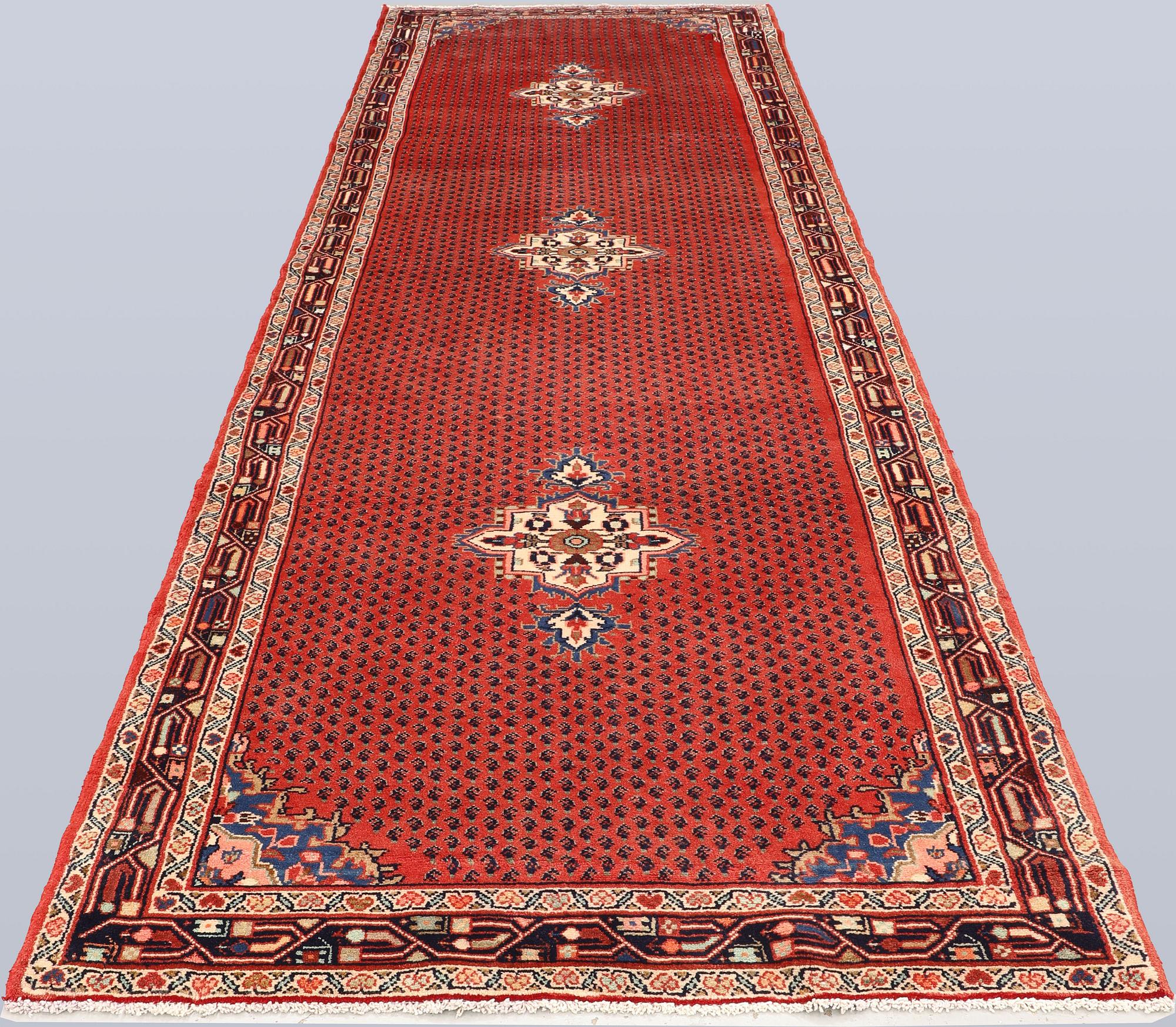 A Sarouk runner, approx. 372 x 115 cm.