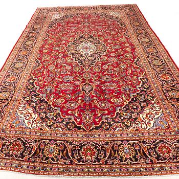 An old Kashan carpet approx 388x270 cm.