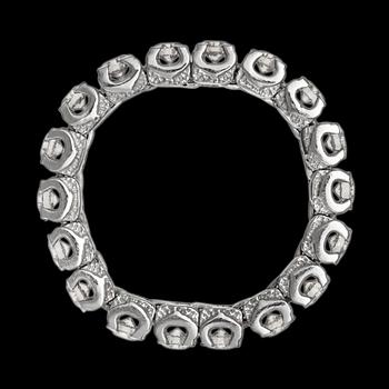 361. A CHAIN RING, 14K white gold. Brilliant cut diamonds c. 1.10 ct. Size 17,5. Weight 4,3 g.