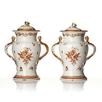 Vaser med lock, ett par, porslin. Qingdynastin, Jiaqing (1796-1820).