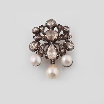 BROSCH, 18K guld samt silver med rosenslipade diamanter samt 3 odlade pärlor. Vikt 11,5 gram.