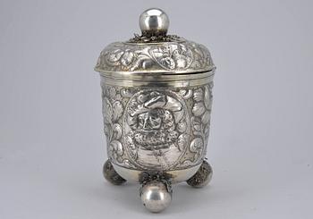 BÄGARE med LOCK, silver, möjligen Nürnberg, 1800-tal. Vikt 1140 g.