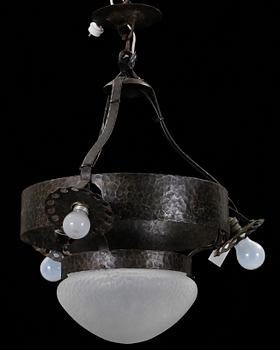 TAKLAMPA, järn  samt glas, jugend, troligen Böhlmarks, början 1900-tals.