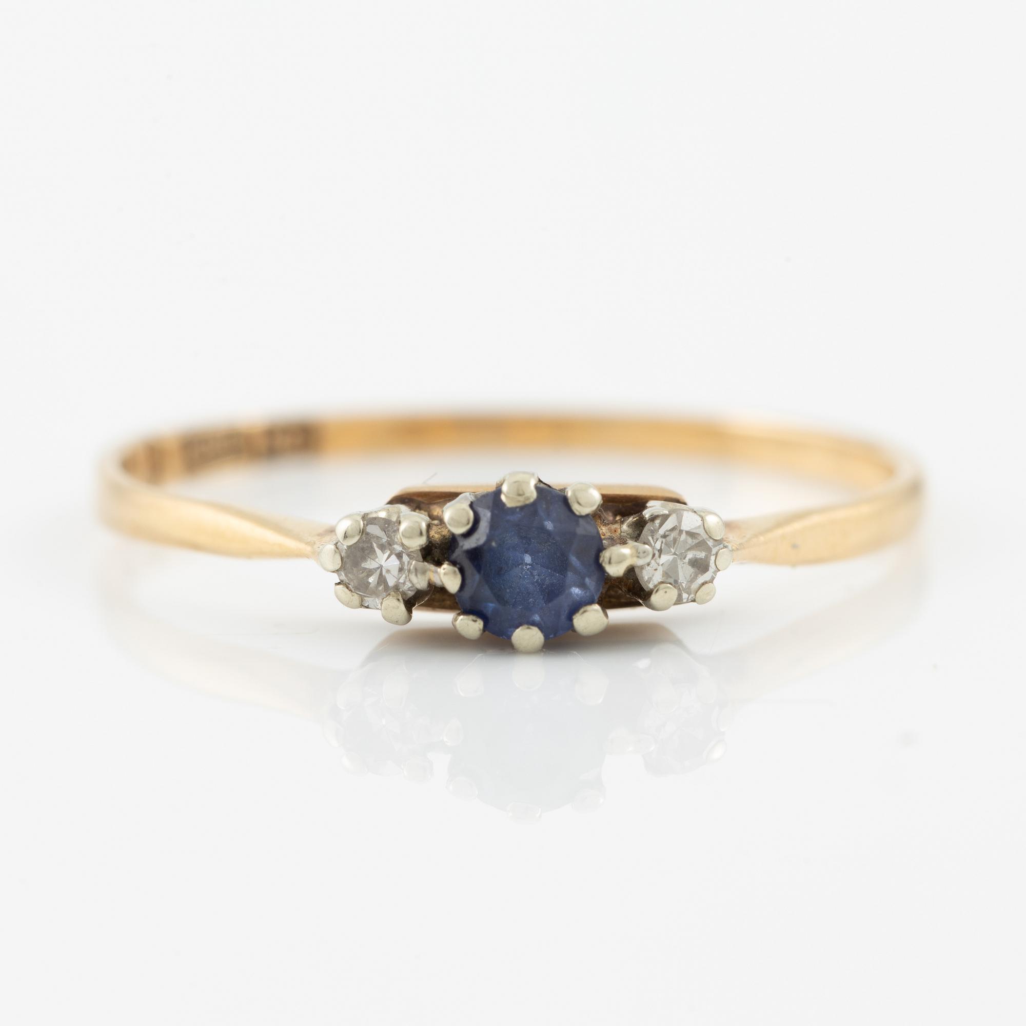 Ring, 18K guld med liten safir och åttkantslipade diamanter.